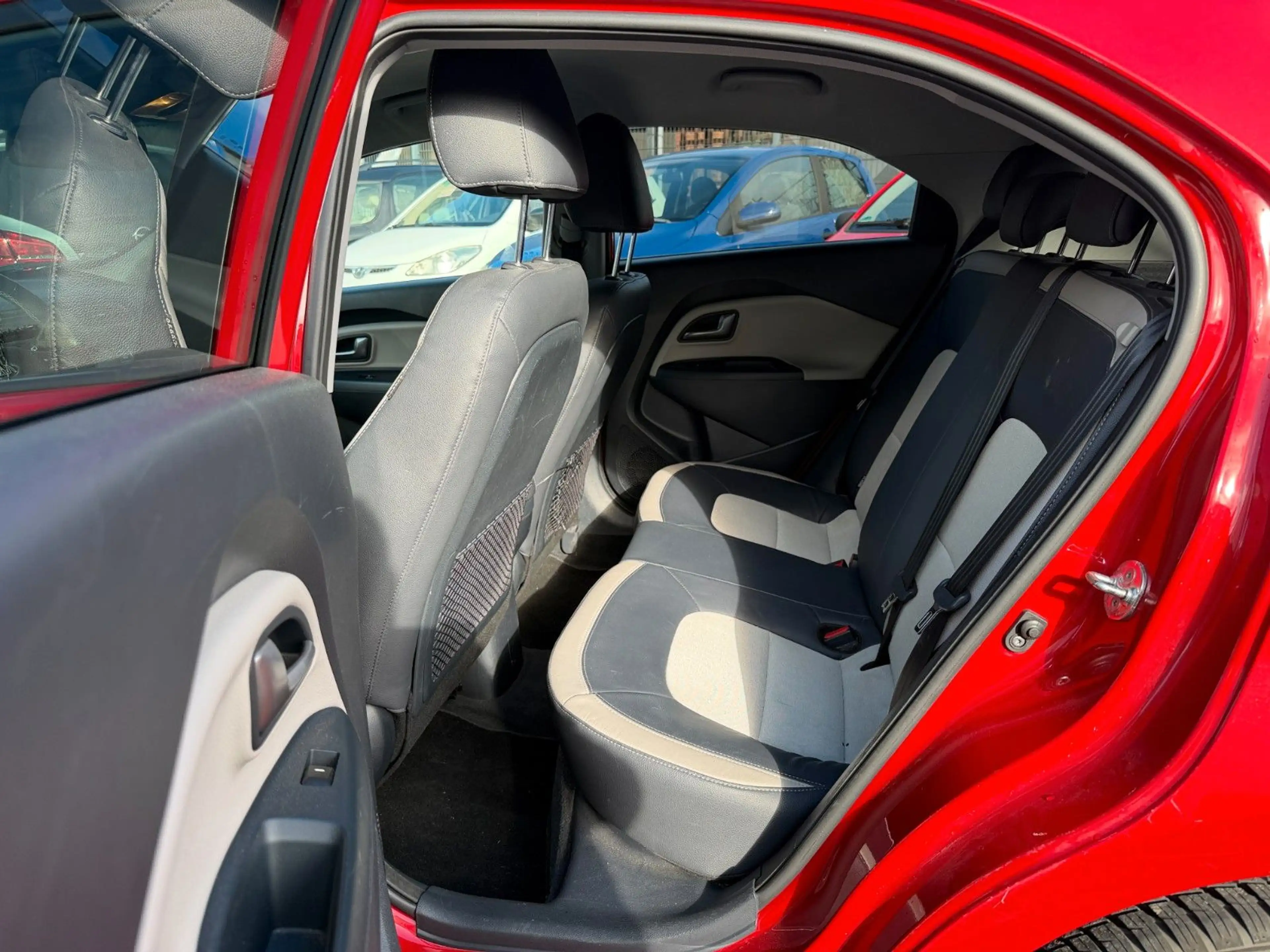 Kia Rio 1.4 CRDi Klimaautomat,Leder,6-Gang,Tüv:07/28 — photo 6