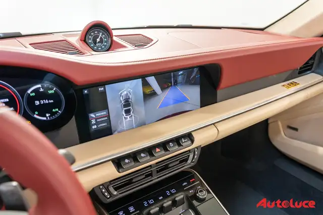 Porsche 911 view 13