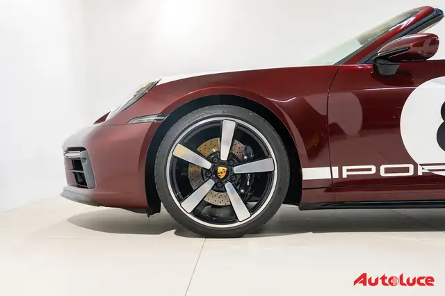 Porsche 911 view 7