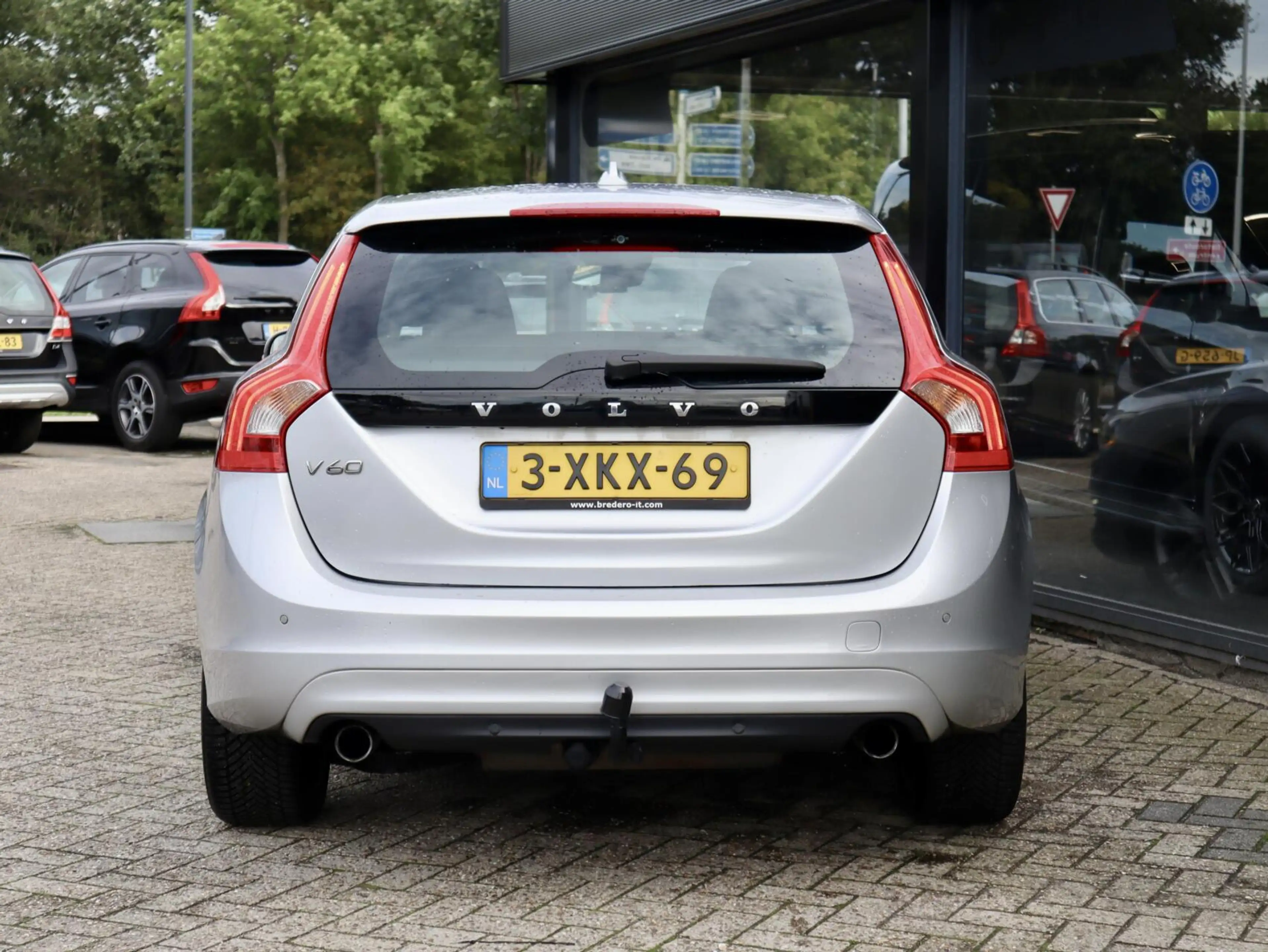 Volvo V60 1.6 T3 Summum — photo 12
