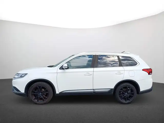 Mitsubishi Outlander view 4