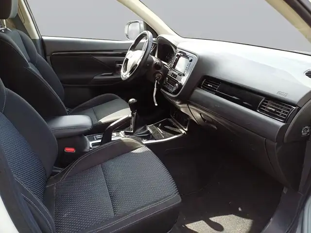 Mitsubishi Outlander view 11