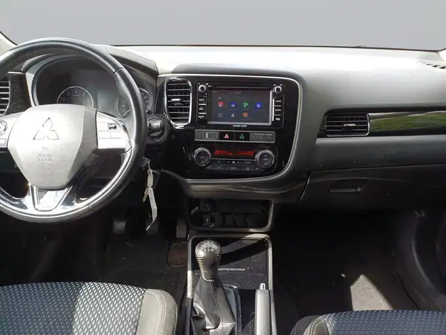 Mitsubishi Outlander view 12