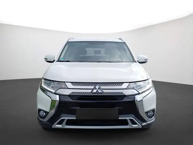 Mitsubishi Outlander view 2