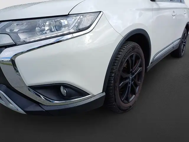 Mitsubishi Outlander view 9