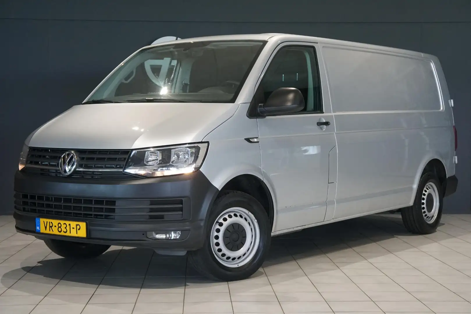 Volkswagen T6 Transporter 2.0 TDI L2H1 Highline + NAVI / TREKHAAK / SENSOREN Zilver - 1