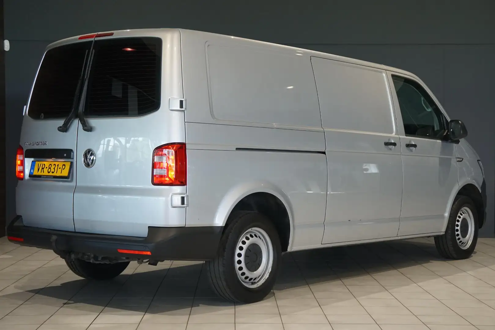 Volkswagen T6 Transporter 2.0 TDI L2H1 Highline + NAVI / TREKHAAK / SENSOREN Zilver - 2