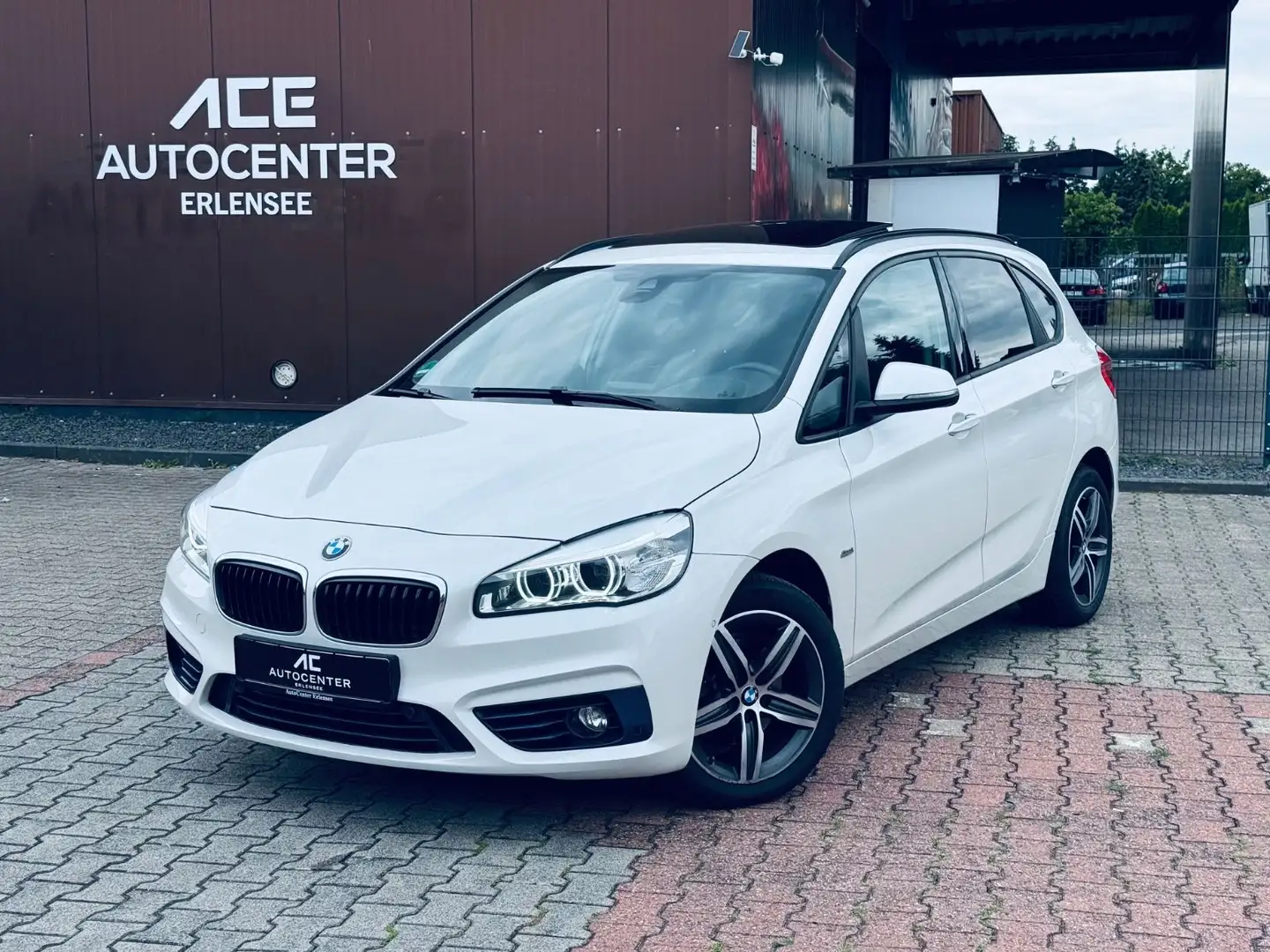 BMW 218 i Sport Line Active Tourer PANO+NAVI+XENON Weiß - 1