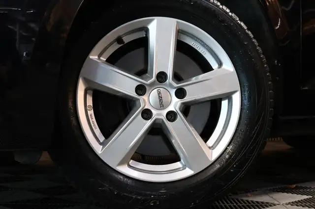 Volkswagen Touran view 4