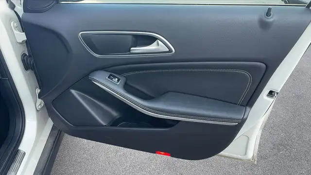 Mercedes-Benz Gla view 24