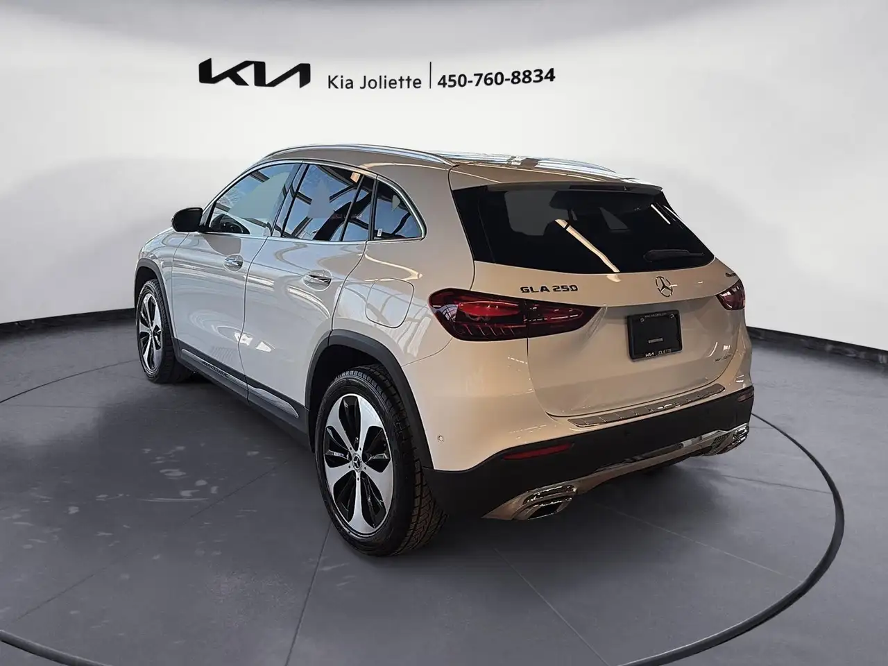 Mercedes-Benz GLA снимка Mercedes-Benz GLA