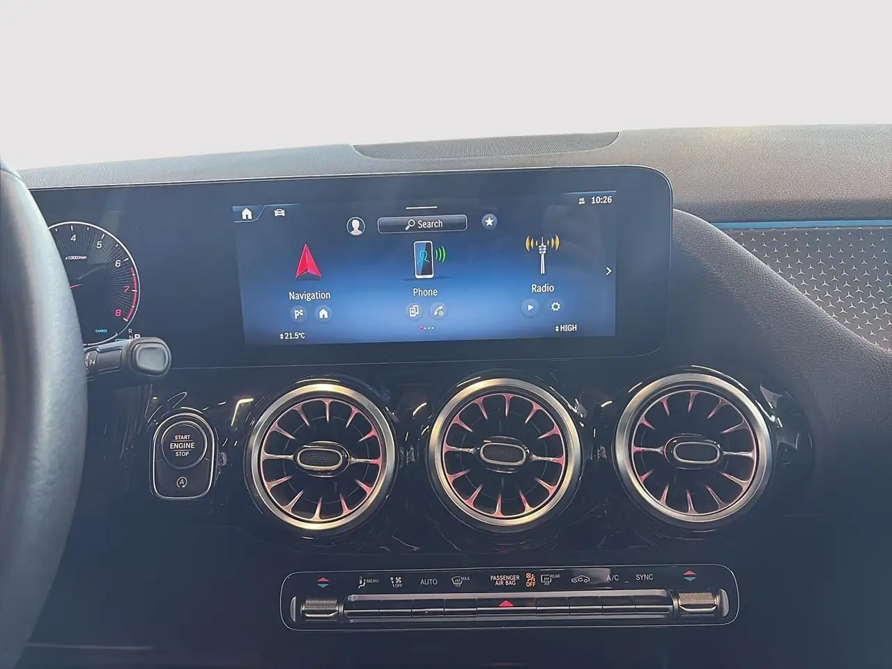 Mercedes-Benz GLA снимка Mercedes-Benz GLA
