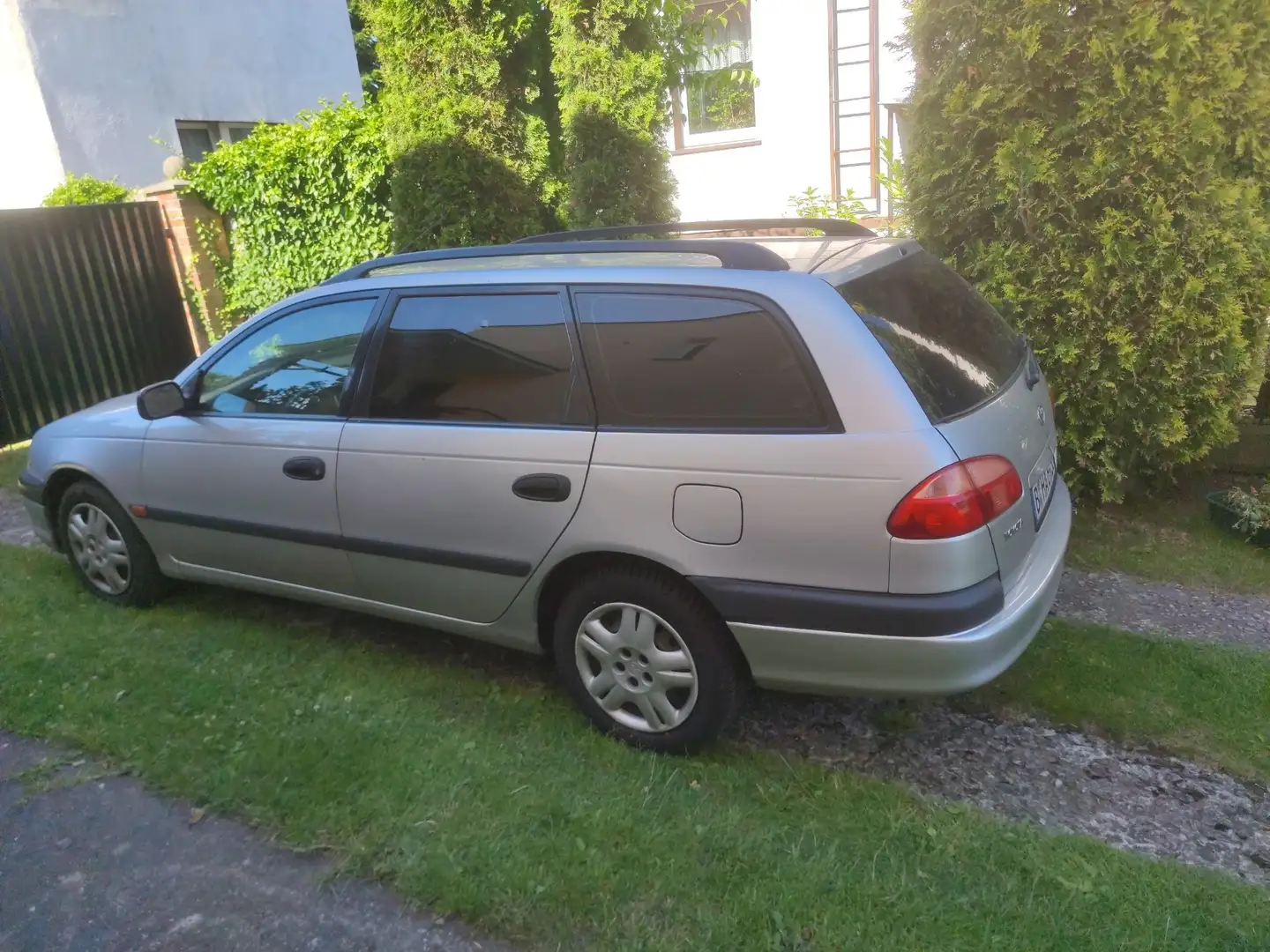 Toyota Avensis 1.8 Combi linea terra - 1