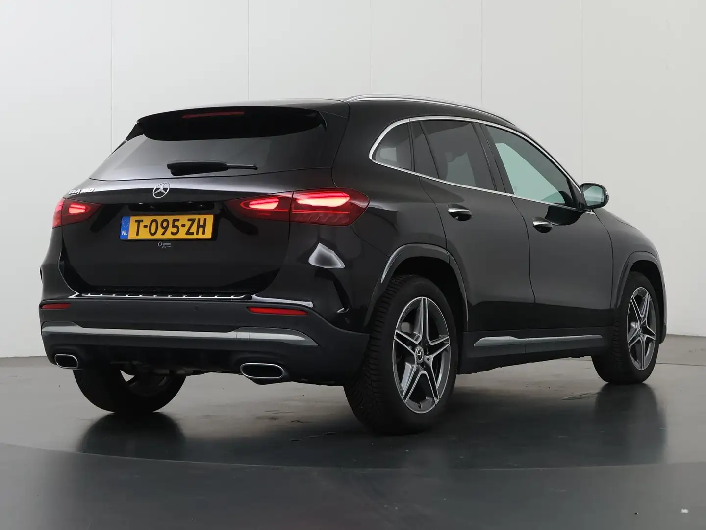 Mercedes-Benz GLA 180 AMG Line | Panoramadak | Burmester |Stoelverwarmin Schwarz - 2