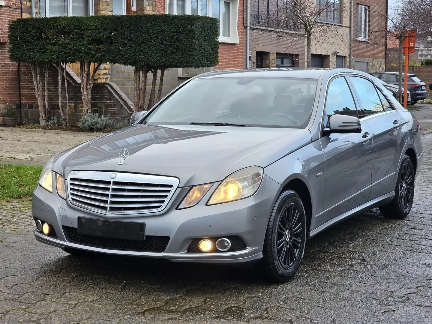 Mercedes-Benz E 220 CDI / EURO 5 / AUTO / Avec feuille rose Grijs - 1