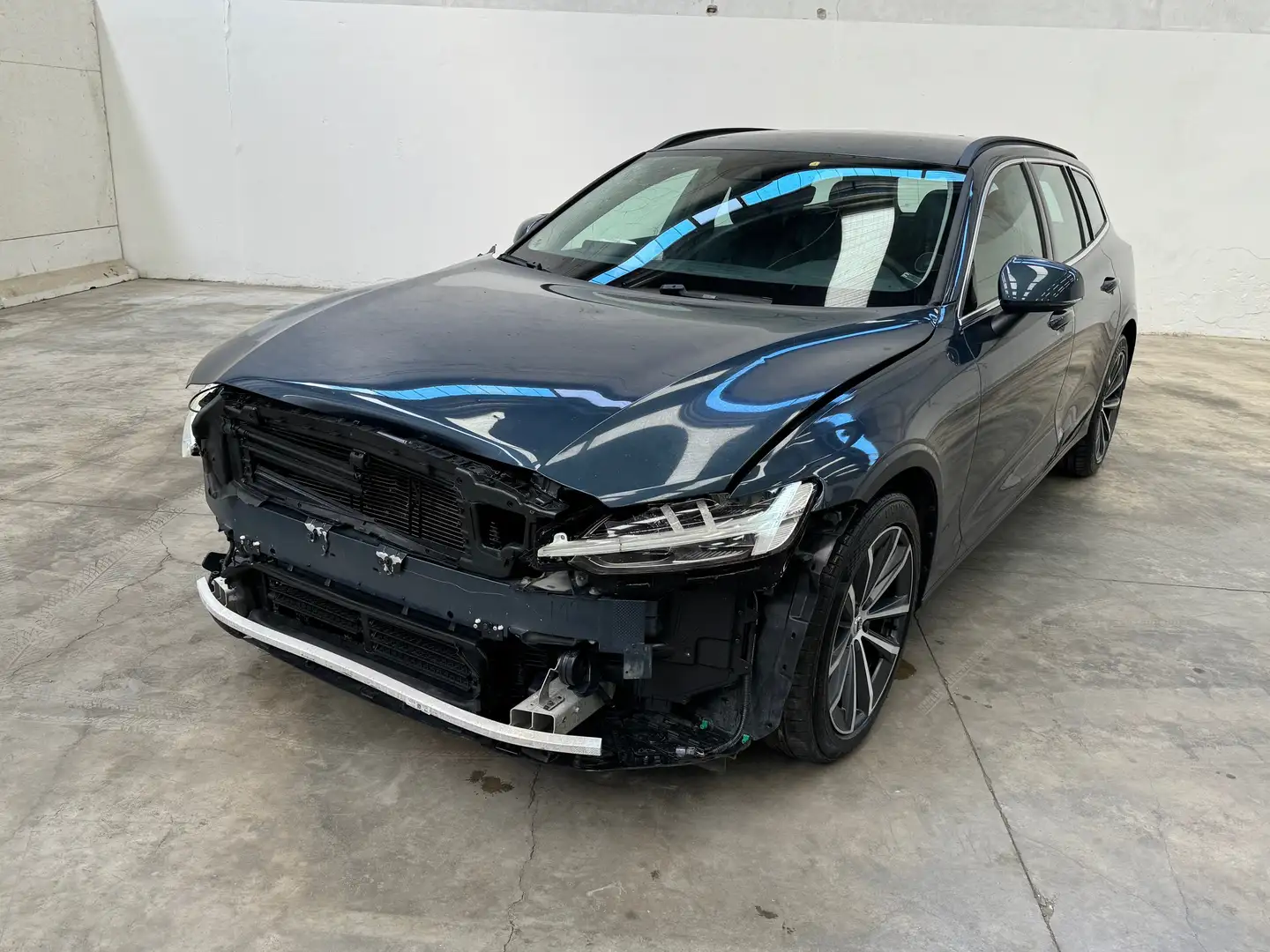 Volvo V60 B4 Diesel Geartronic Momentum Pro *NAVI*LED* Grau - 1
