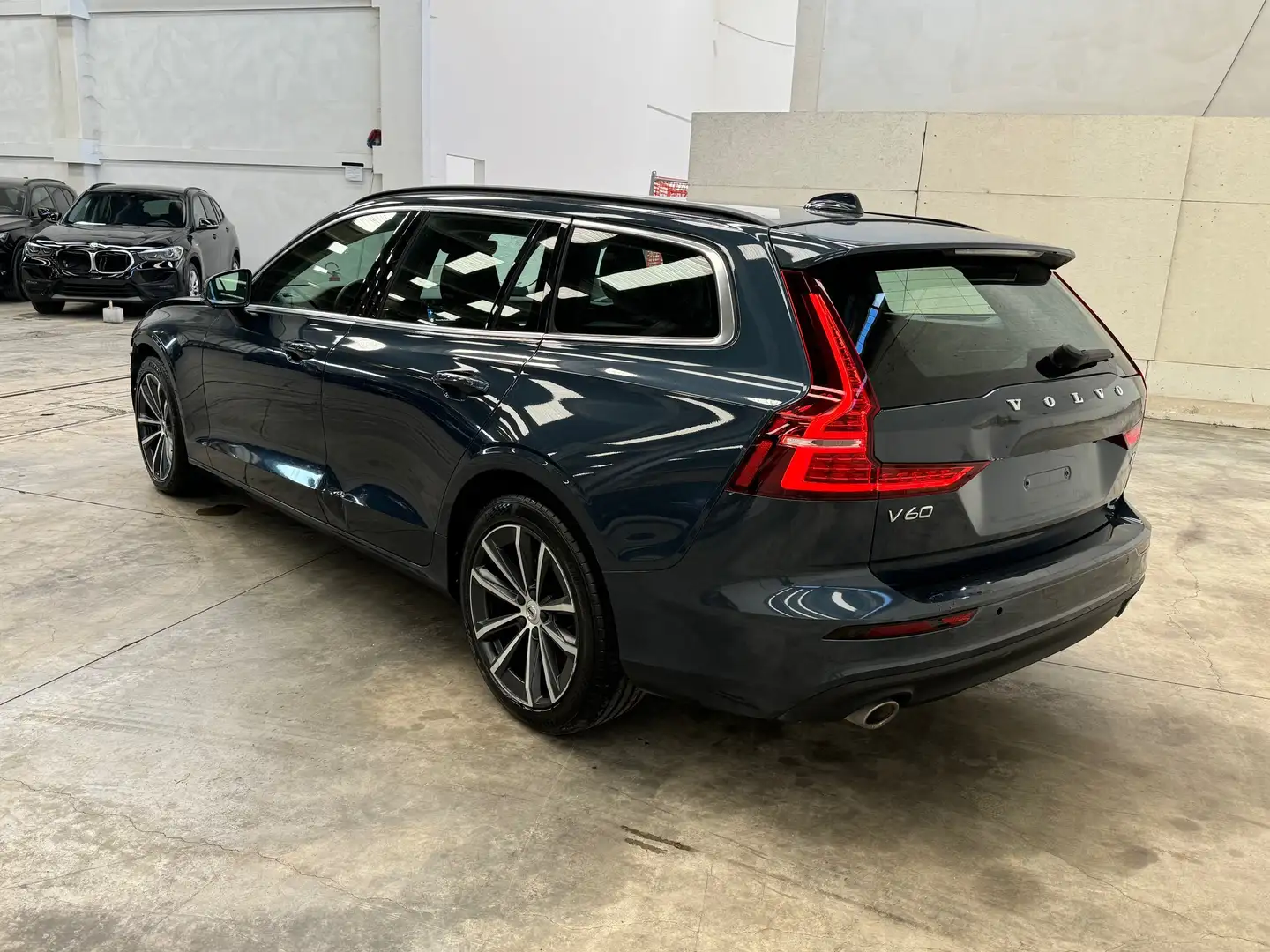 Volvo V60 B4 Diesel Geartronic Momentum Pro *NAVI*LED* Grau - 2