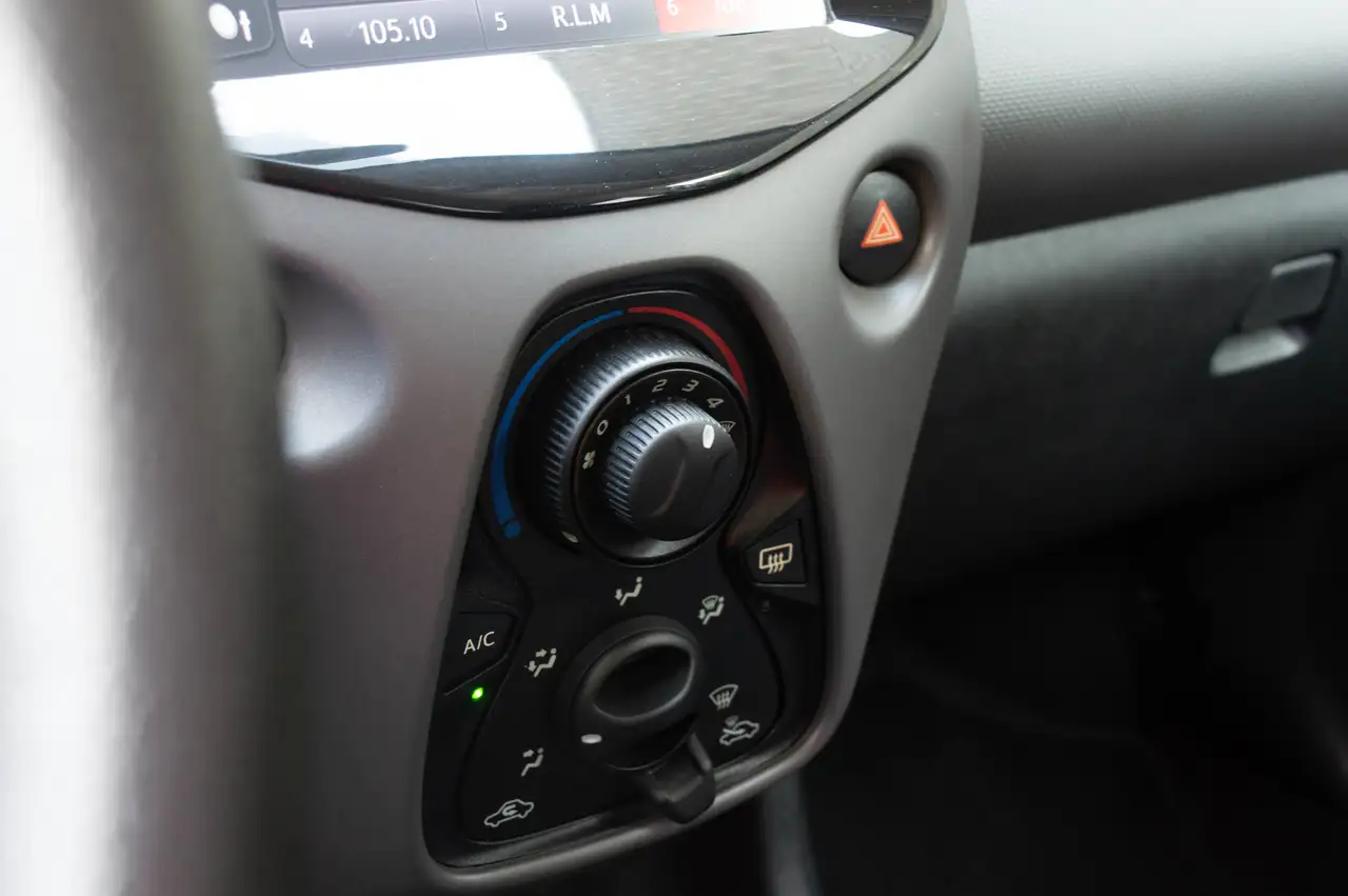 Peugeot 108 1.0 VTi (toyota motor ), миниатюра 15