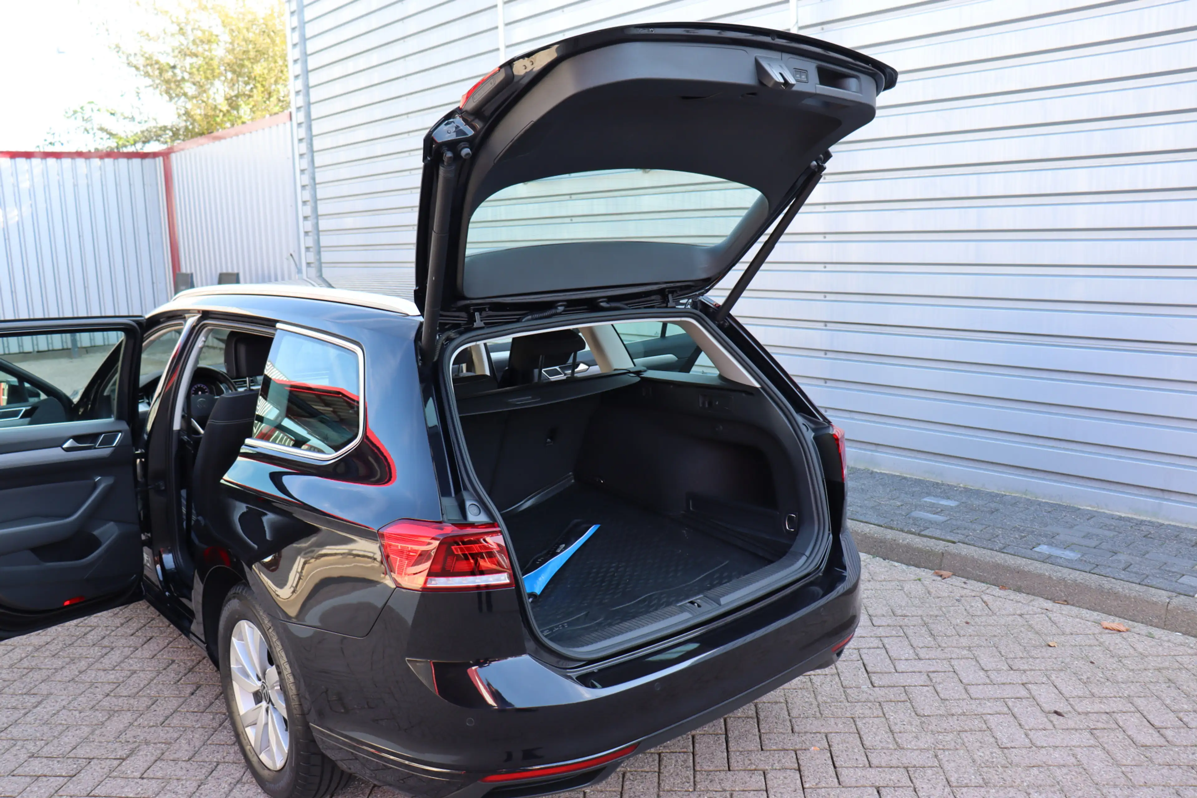 Volkswagen Passat Variant 1.5 TSI Business O.a: PDC, Clima, Navi, ACC, Carpl — photo 27