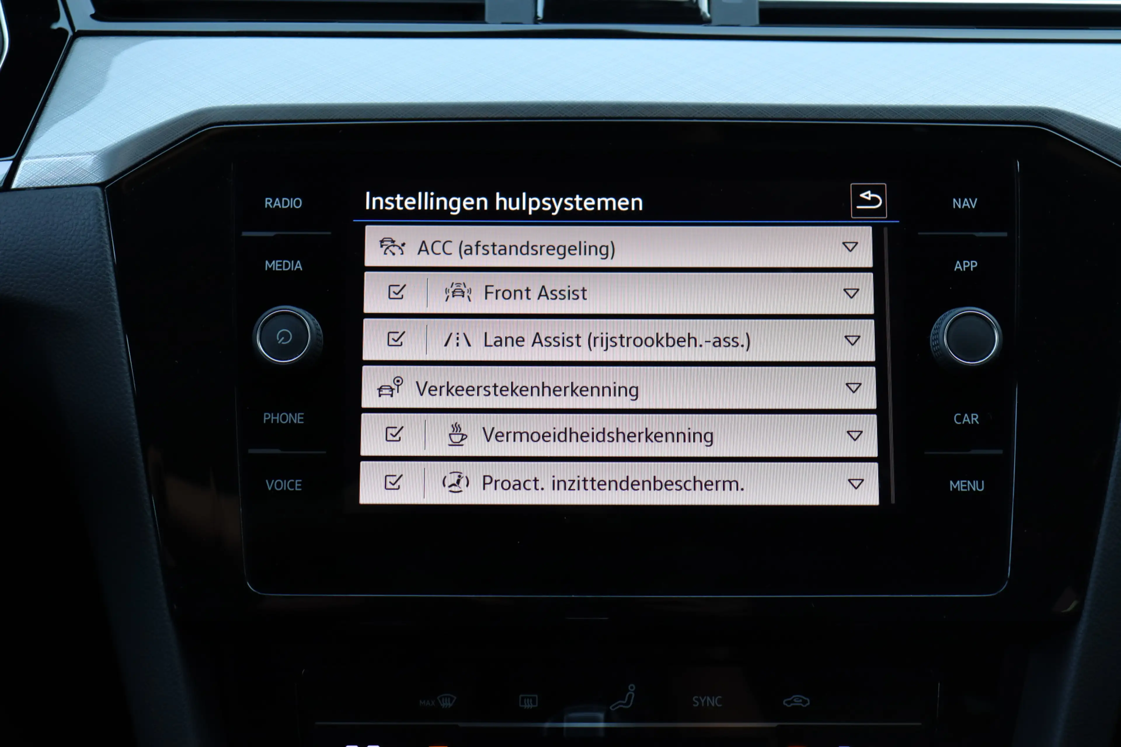 Volkswagen Passat Variant 1.5 TSI Business O.a: PDC, Clima, Navi, ACC, Carpl — photo 21