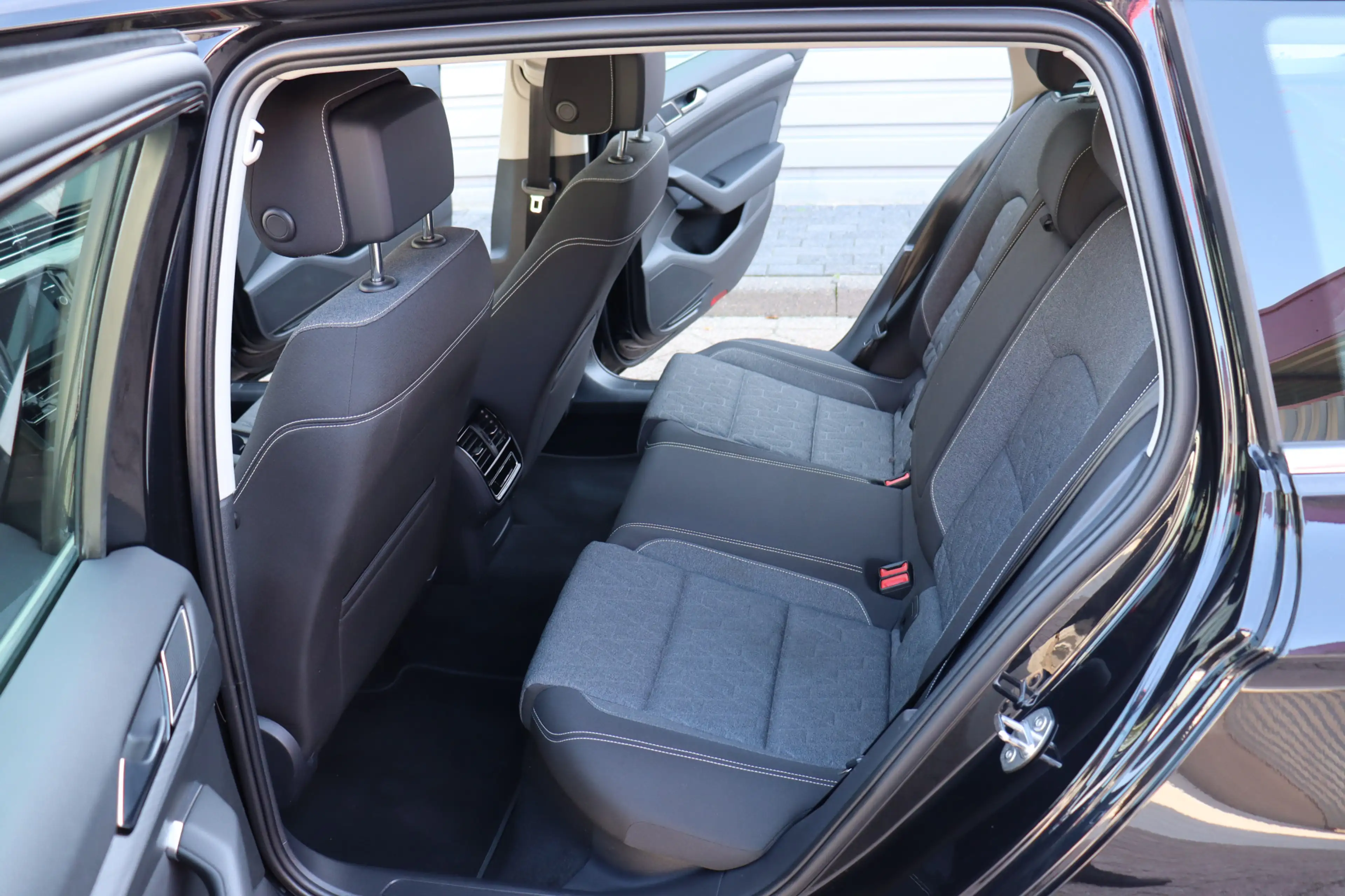 Volkswagen Passat Variant 1.5 TSI Business O.a: PDC, Clima, Navi, ACC, Carpl — photo 26