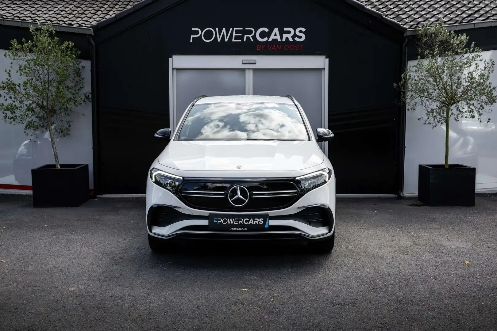 Mercedes-Benz EQA 250 +  70 kWh  AMG Line  Camera  Night Weiß - 2