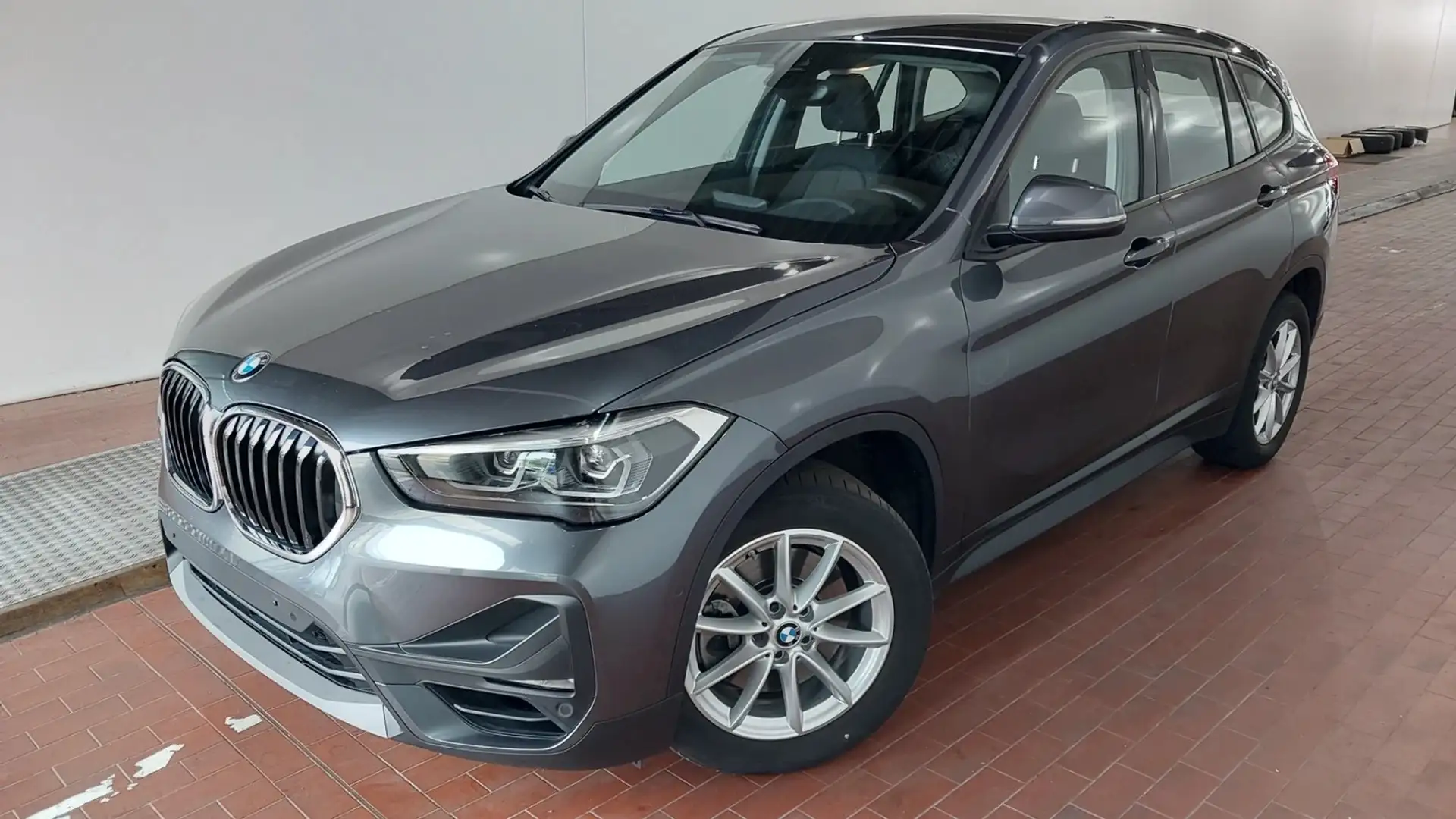 BMW X1 Drive 20 i Advantage NAVI/LED/AHK/SHZ/PDC/TEMPOMAT Grau - 2