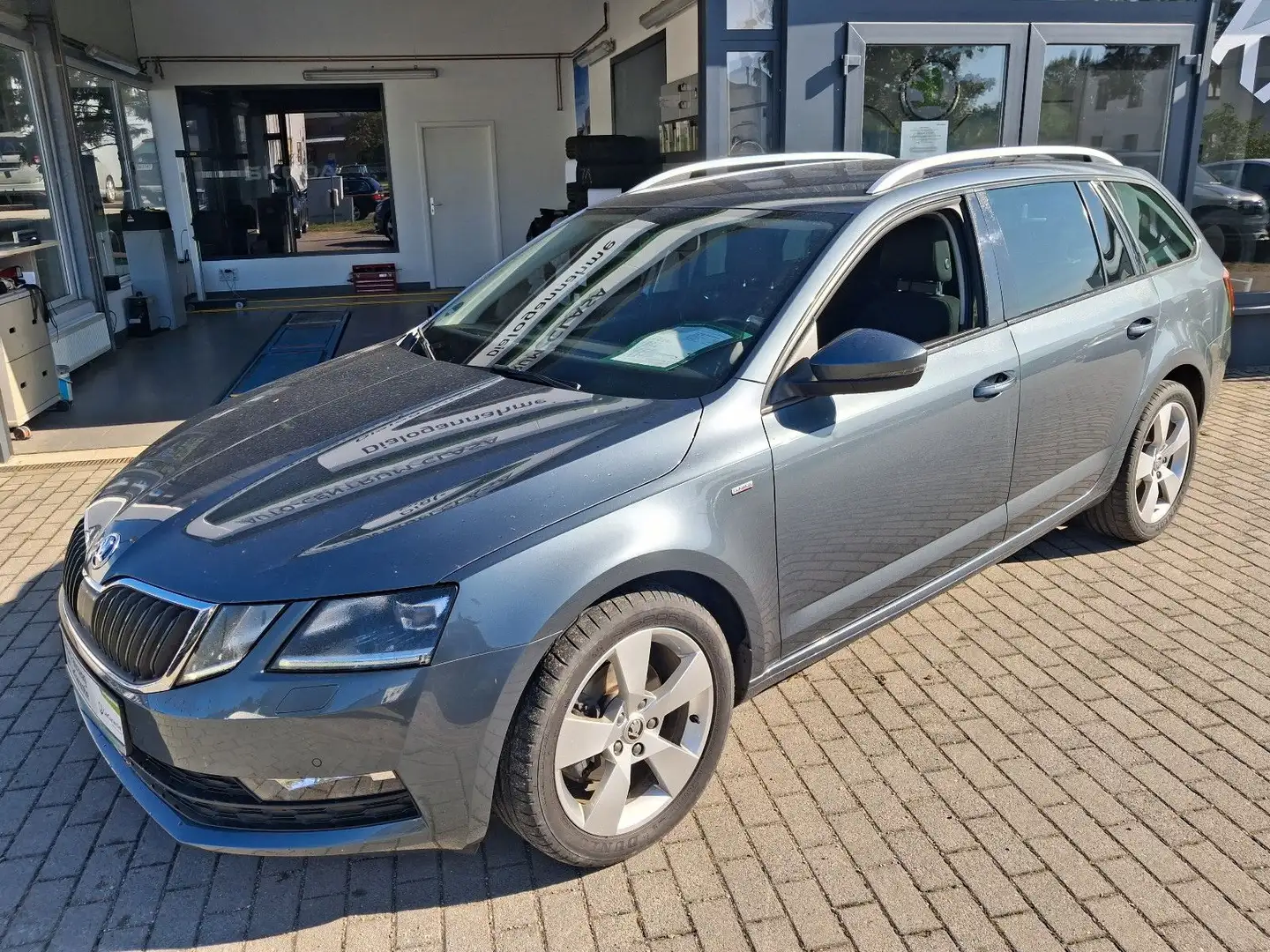 Skoda Octavia Combi 2.0 TDI DSG Clever Navi ACC AHK Grau - 2