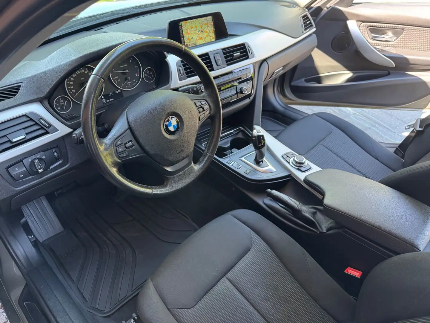 BMW 318 d Touring LED,AHK,El-Heckklappe,Navi Plateado - 2