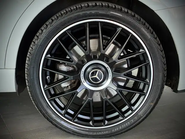 Mercedes-Benz C-Class view 9