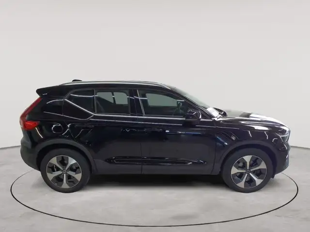 Volvo XC40 view 3