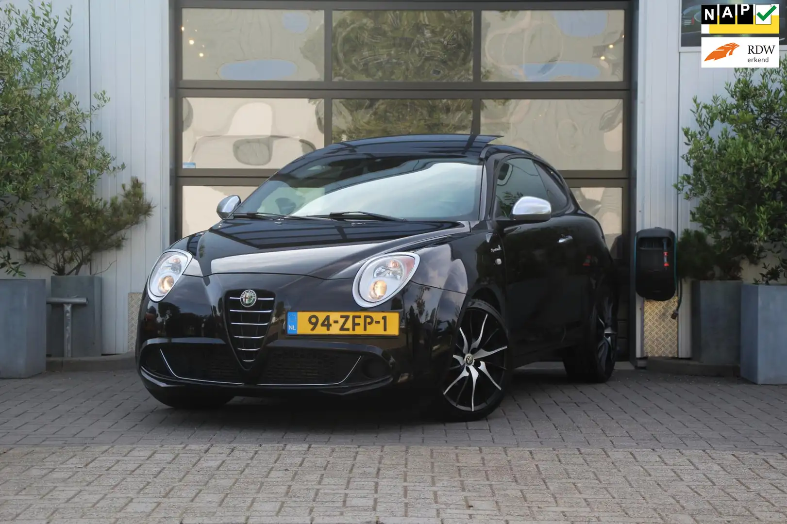 Alfa Romeo MiTo 0.9 TwinAir Sportiva - LEDER - NAVI - PANO - 18INC Schwarz - 1