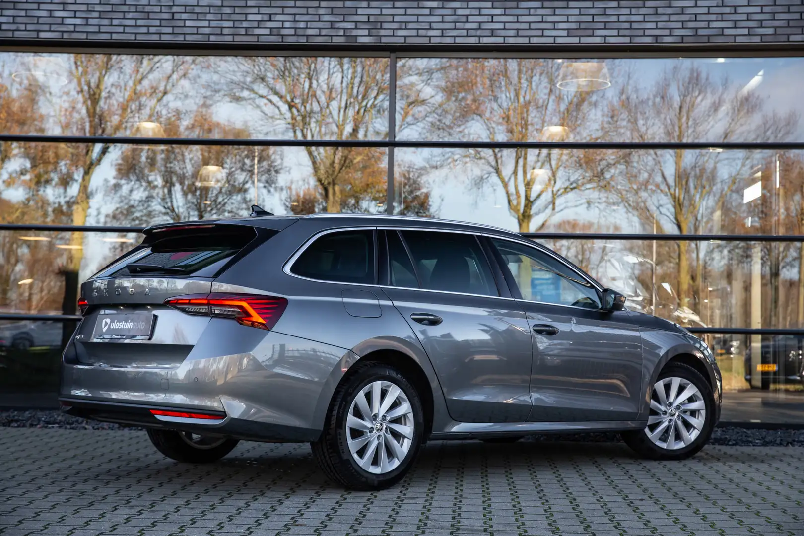 Skoda Octavia Combi 1.5 TSI MHEV Business Edition Plus , Adap. c Grijs - 2