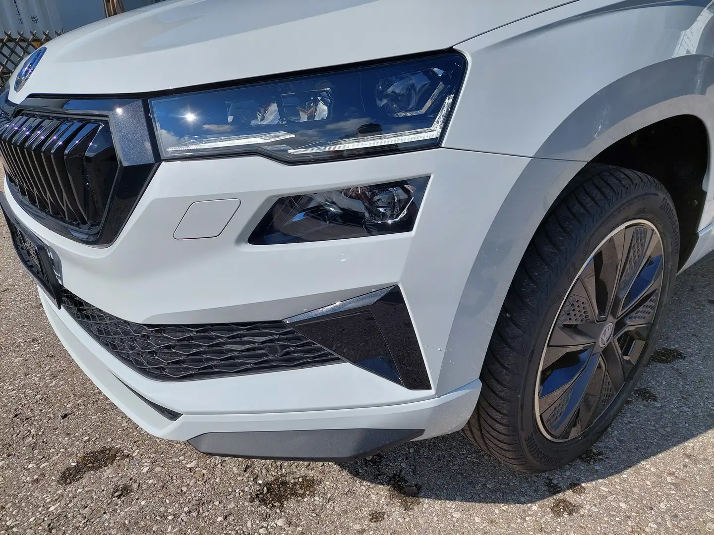 Skoda Karoq 1.5 TSI DSG Sportline Panoramadach 4J.Garantie Weiß - 2