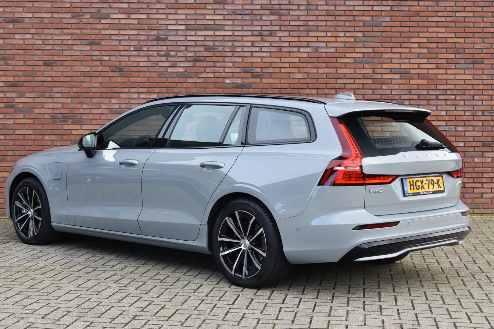 Volvo V60 T6 350PK Plug-in hybrid AWD Plus Dark | Trekhaak | Grijs - 2