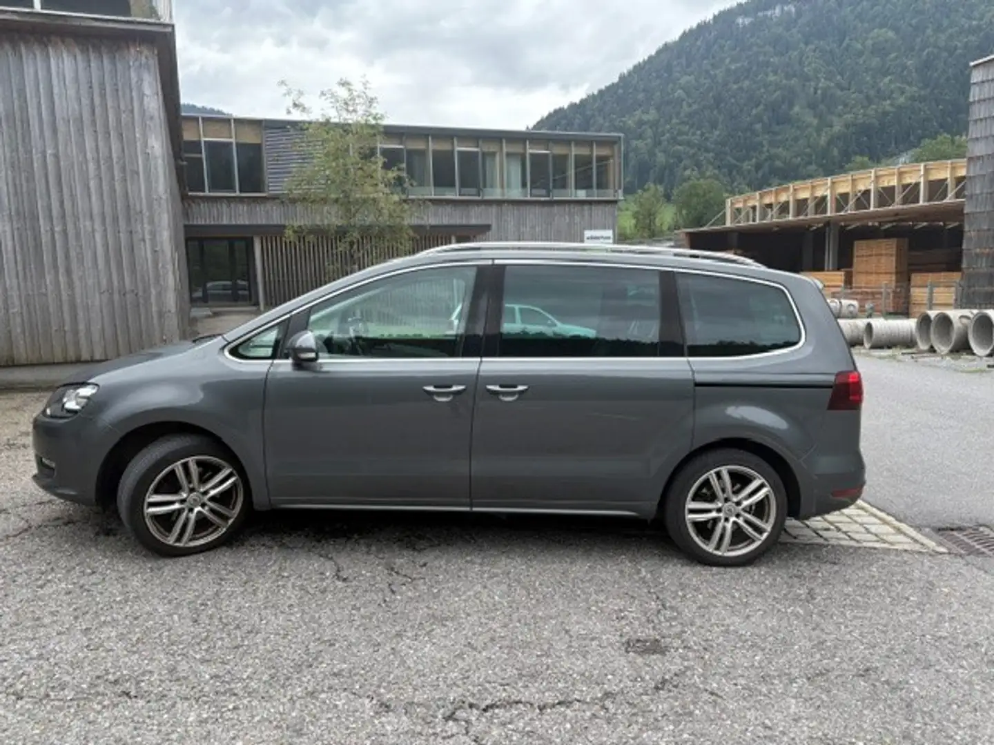 Volkswagen Sharan Sharan Business  SCR 2,0 TDI Business Grau - 1