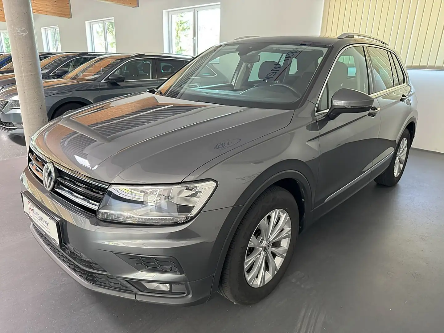 Volkswagen Tiguan 2,0TDI CL *NAVI*ACC*Sitzheizung*Getönte Scheibe... Grau - 2