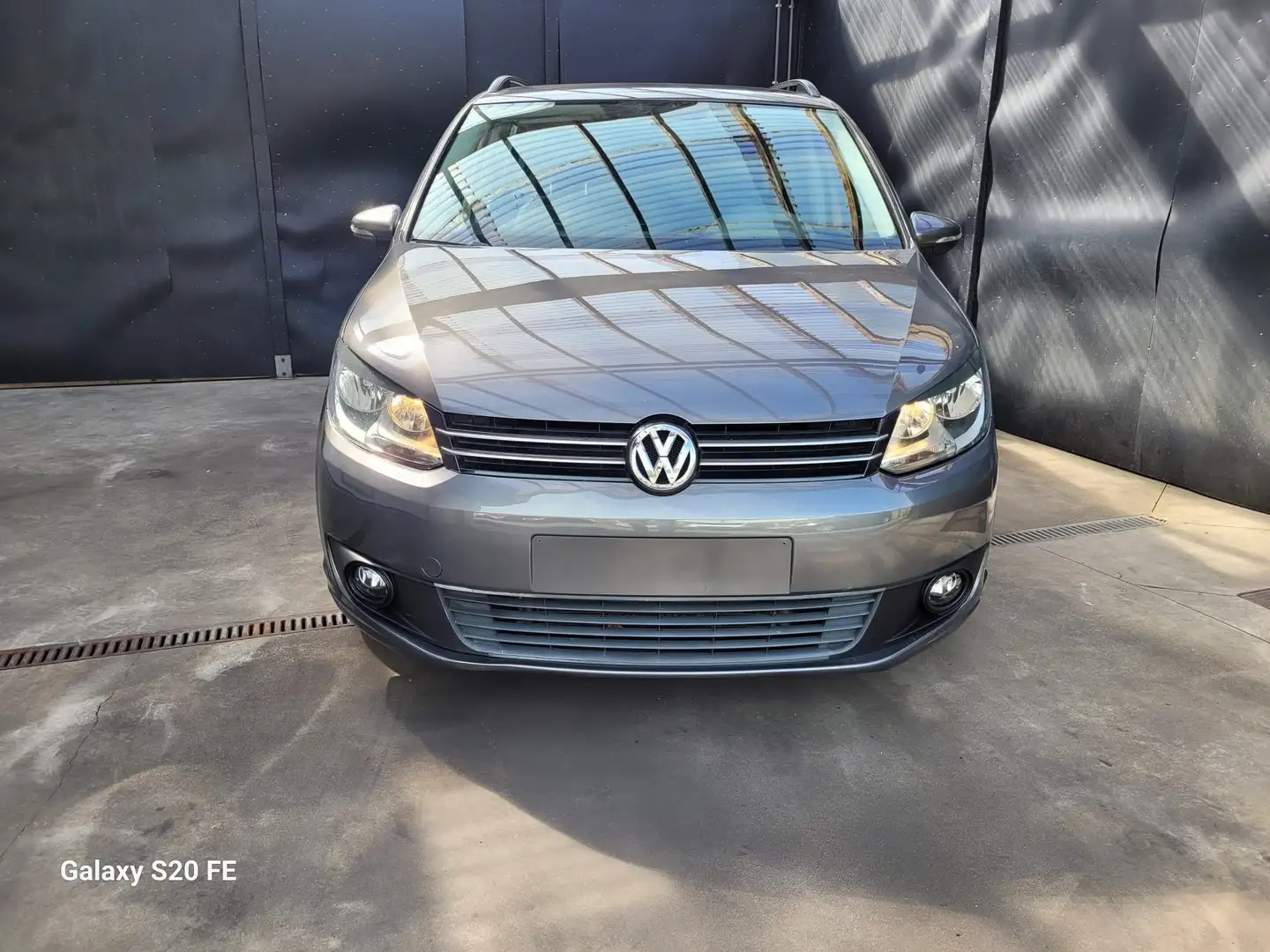 Volkswagen Touran Touran 1.6 TDI DPF BlueMotion Technology DSG Comfo Grijs - 1