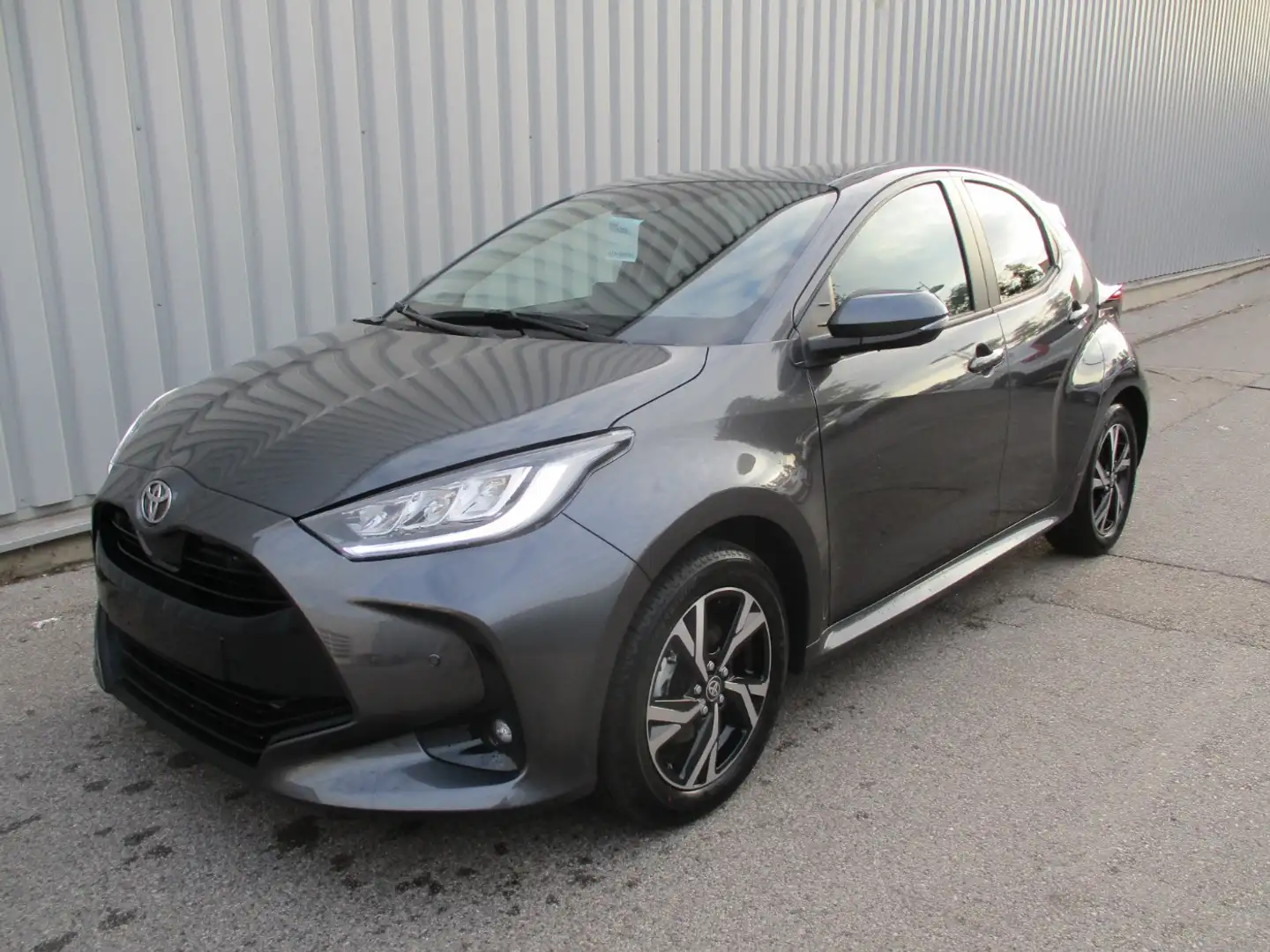 Toyota Yaris 1.5 VVT-i Hybrid Active Drive Gris - 2