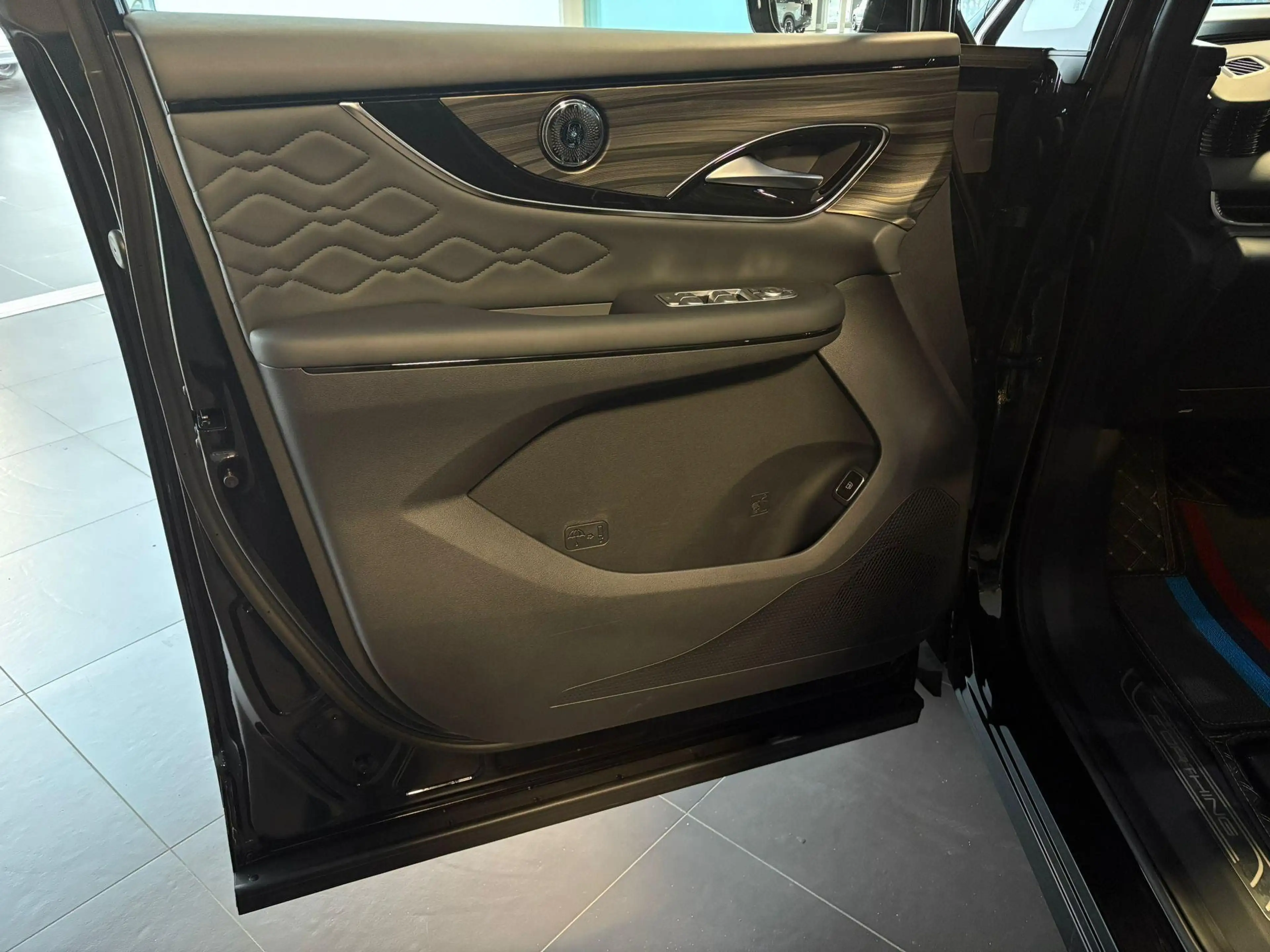 Forthing V9 1.5 TURBO HYBRIDE FULL OPTIONS — photo 7