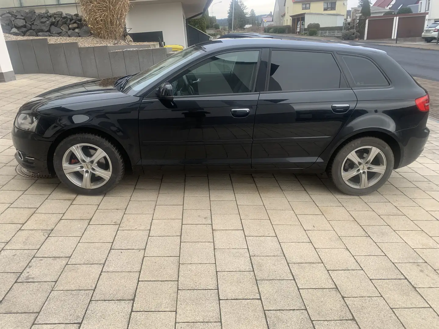 Audi A3 1.6 TDI Attraction Schwarz - 2