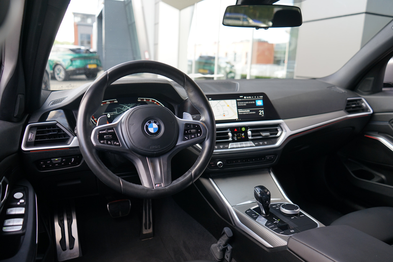 BMW 318 3-serie 318i Executive Edition | Head-up display | — photo 15