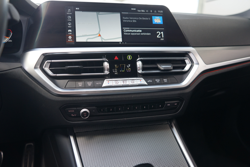 BMW 318 3-serie 318i Executive Edition | Head-up display | — photo 24