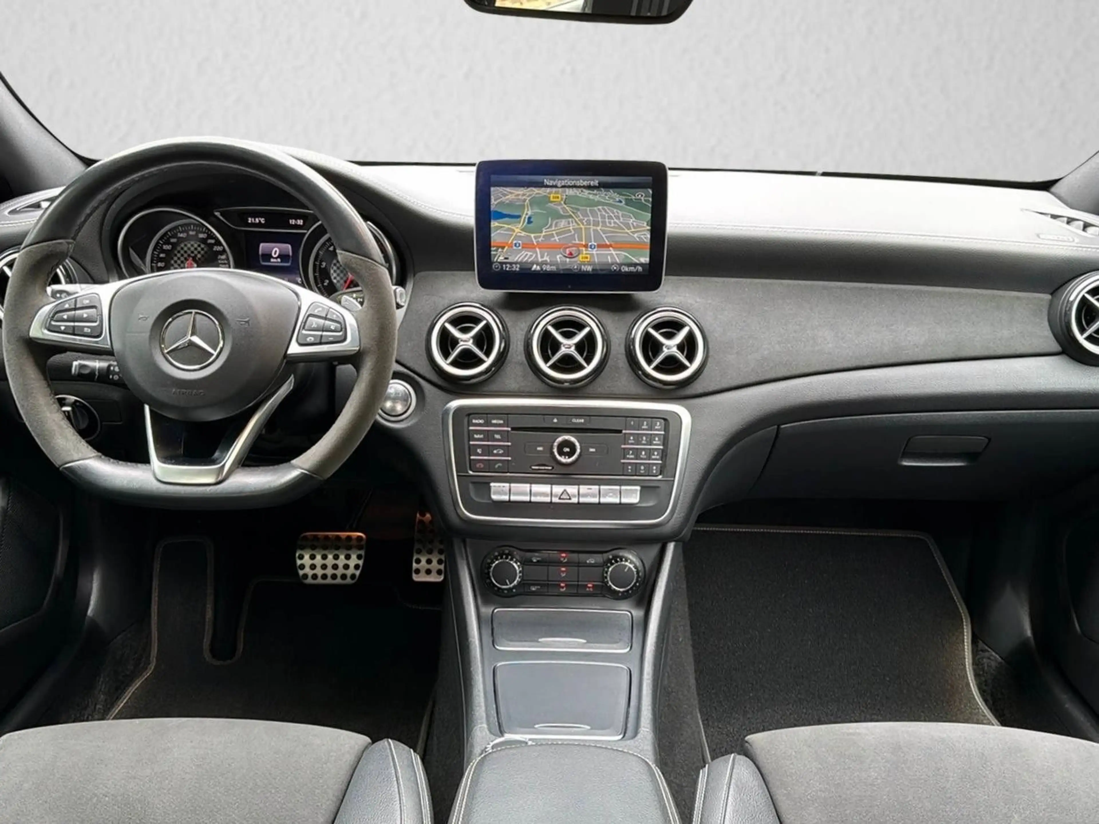 Mercedes-Benz A 200 AMG Edition *Automatik*LED*Navi*Alcantara* — photo 11