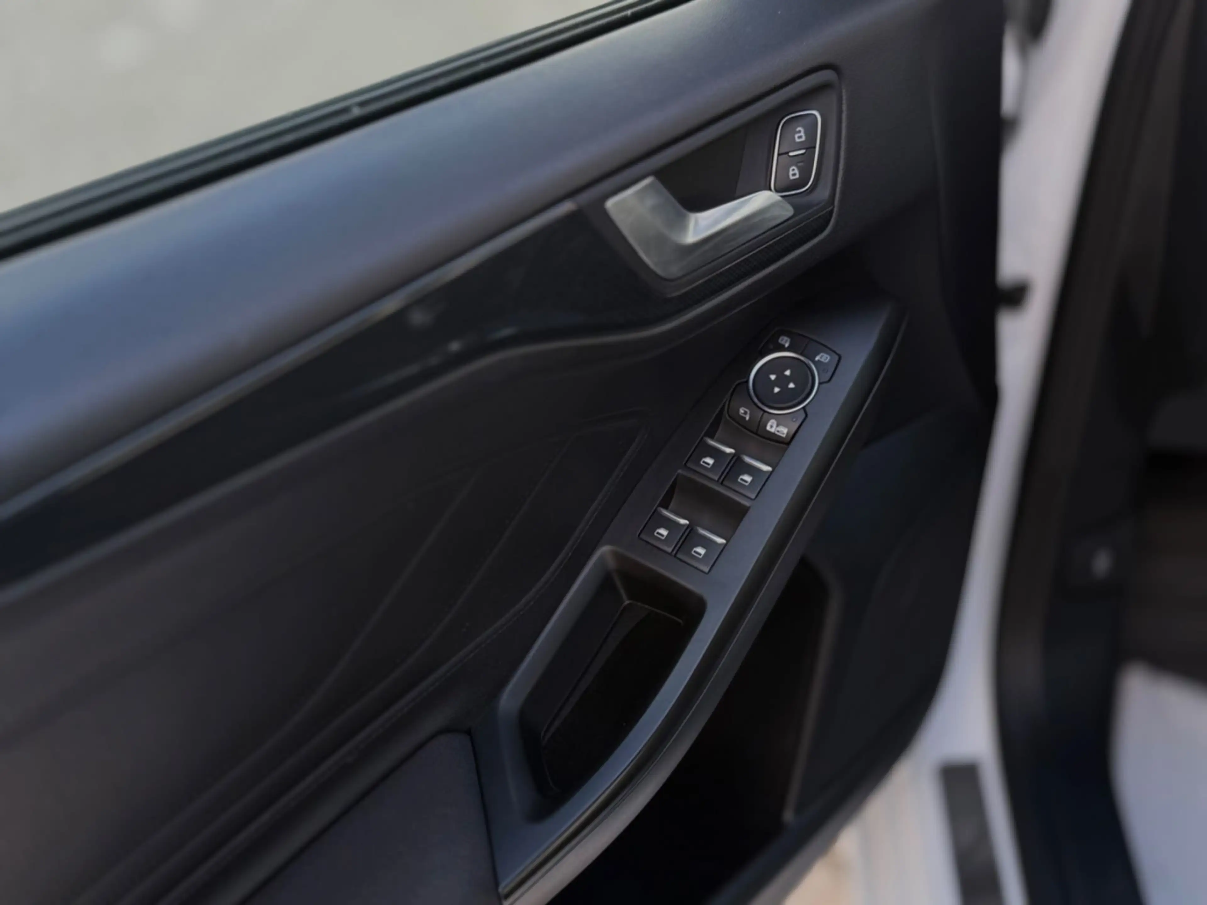 Ford Focus Turnier ST-Line X Automatik*LED*Navi*Kamer — photo 15