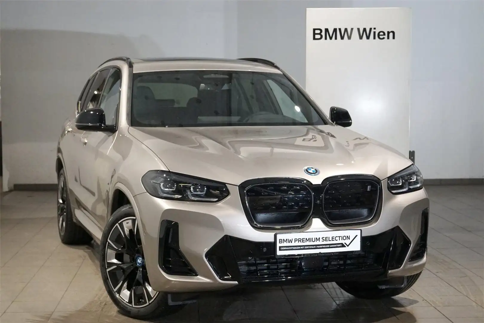 BMW iX3 M Sport Srebrny - 1