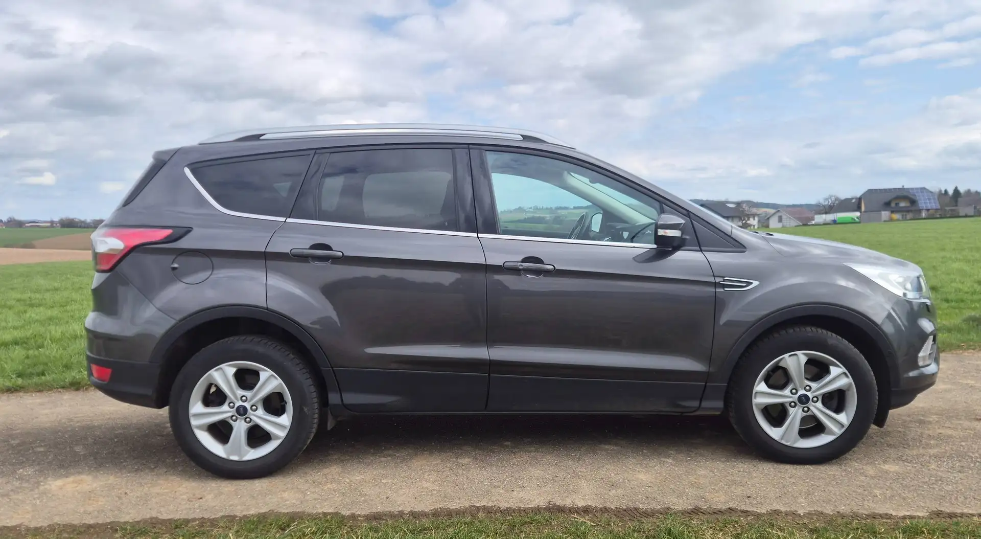 Ford Kuga 1,5 TDCi Titanium Start/Stop Powershift Aut. mit AHK, Leder,NAVI Grau - 2