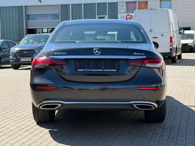 Mercedes-Benz 300 view 9