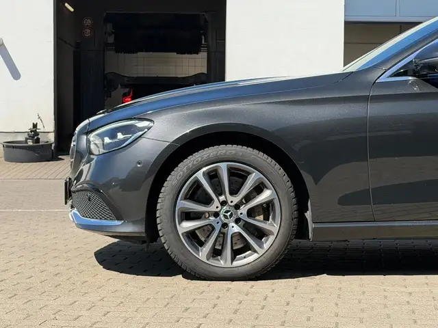 Mercedes-Benz 300 view 6