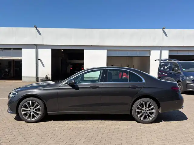 Mercedes-Benz 300 view 7